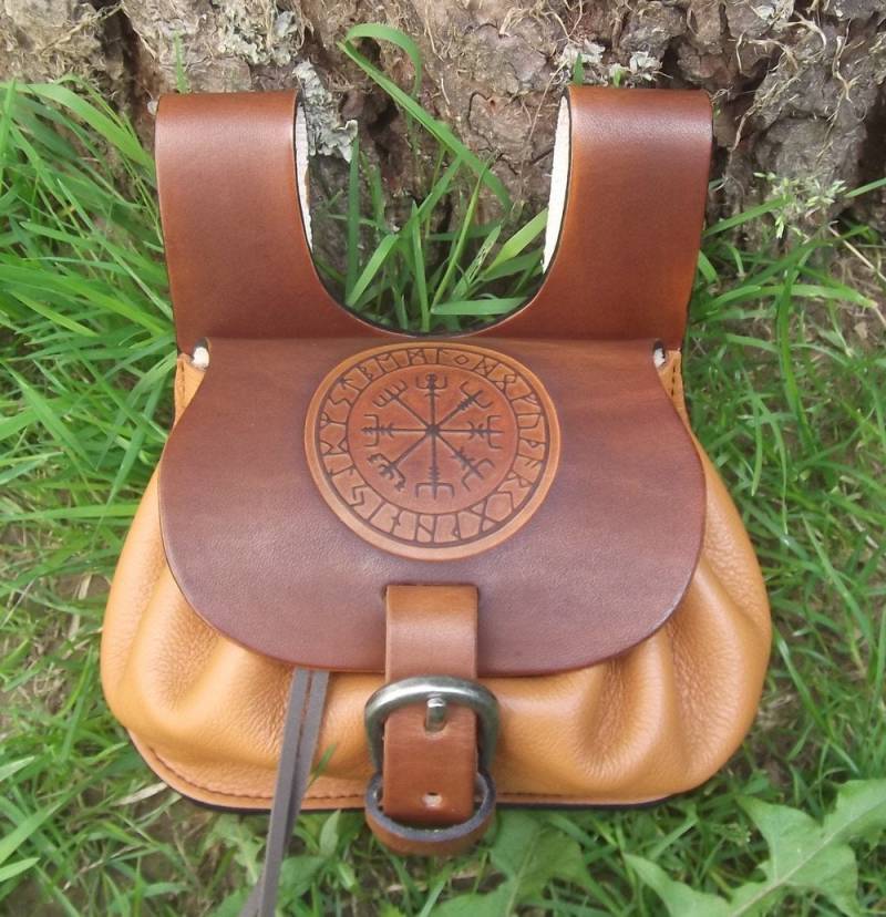 Kleines Lederetui, Wikinger-Vegvisir-Muster, Farbe Nach Wahl | Karamell Auf Dem Foto von Breizhler