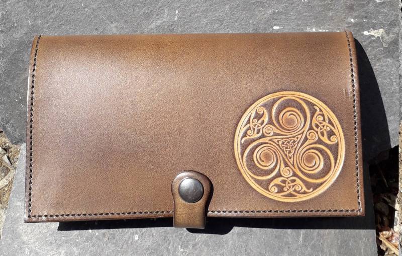 Leder-Eichhalter, Dekor Grand Triskell Nummer 2 , "Braun-Eichenbraun" | 16 Farben Zur Auswahl von Breizhler