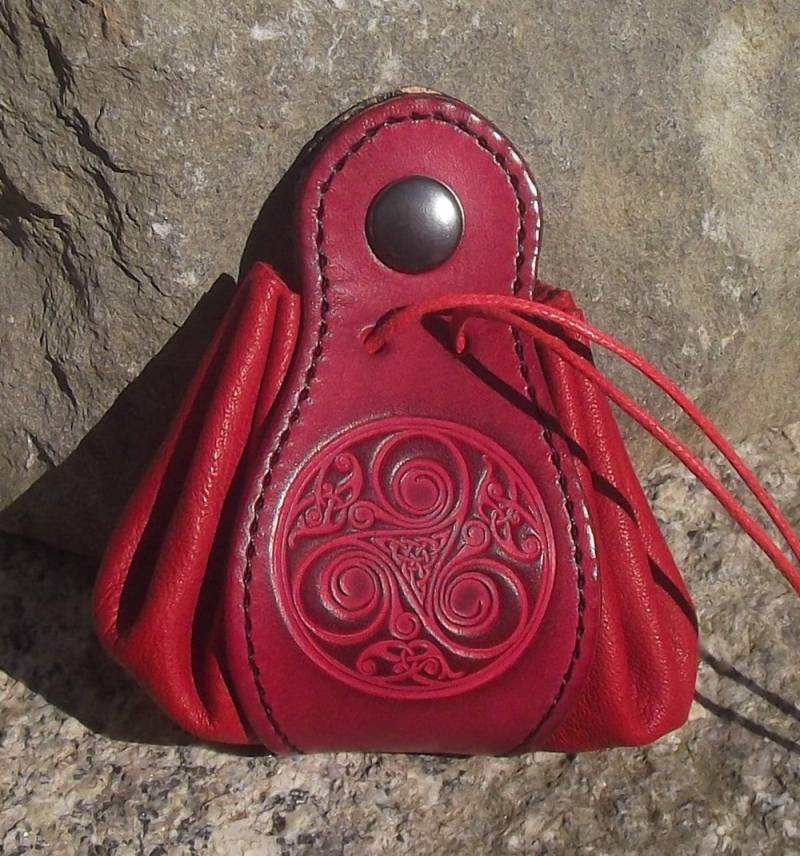 Leder Geldbörse Triskell Dekoration Nummer 2, Rot | 16 Farben Zur Auswahl, Erhältlich in 2 Größen von Breizhler