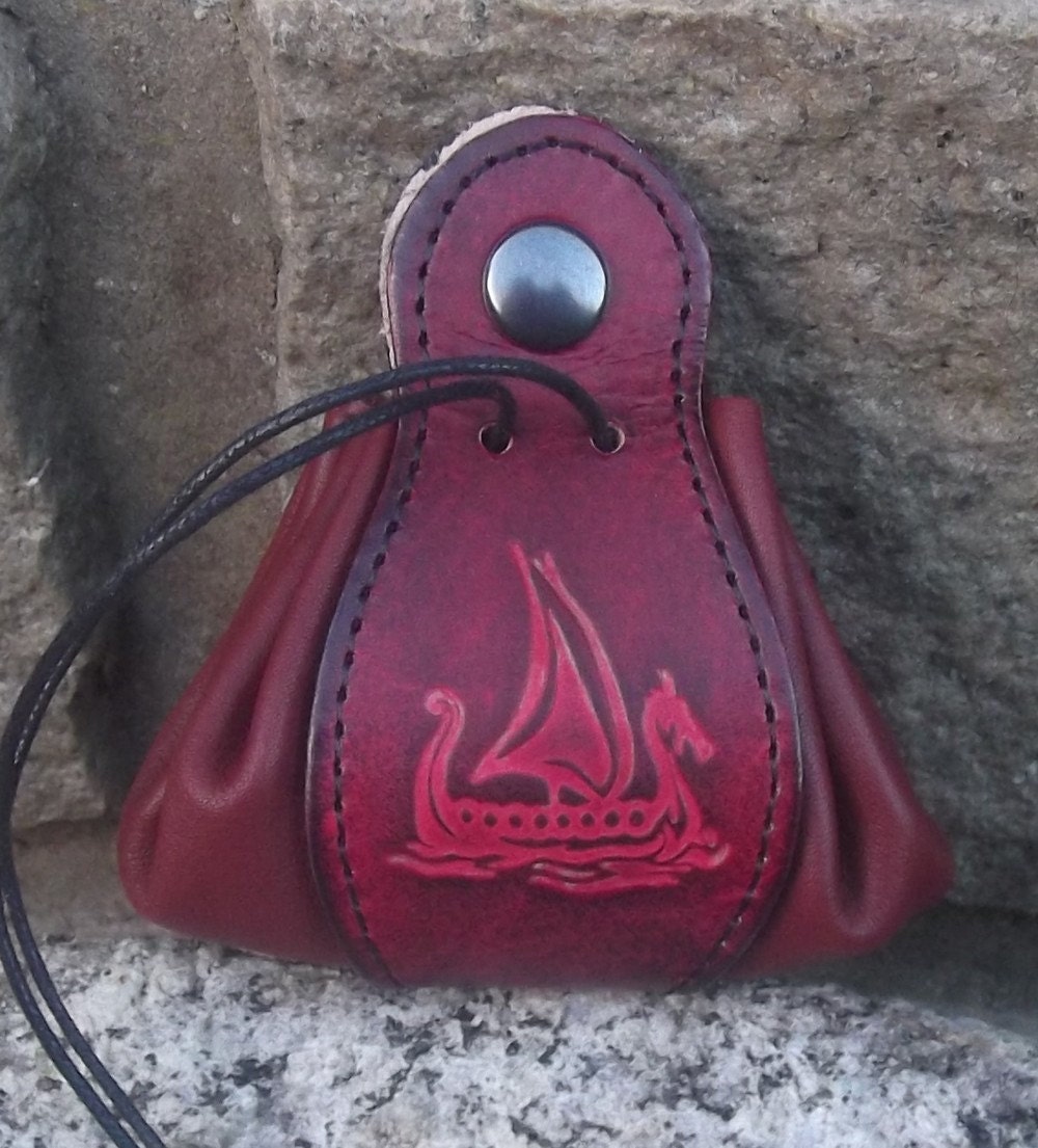 Ledergeldbörse Mit Drakar-Dekor, Burgunderrot | 16 Farben Zur Auswahl, Erhältlich in 2 Größen von Breizhler