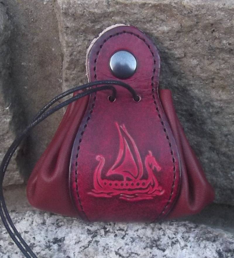 Ledergeldbörse Mit Drakar-Dekor, Burgunderrot | 16 Farben Zur Auswahl, Erhältlich in 2 Größen von Breizhler