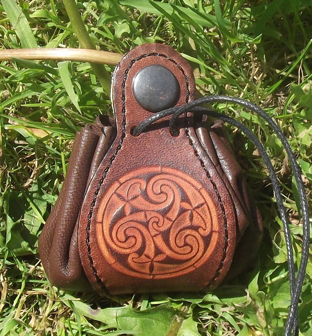 Ledergeldbörse Mit Triskell-Dekor Nummer 6, Schokoladenbraun, | 16 Farben Zur Auswahl, Erhältlich in 2 Größen von Breizhler