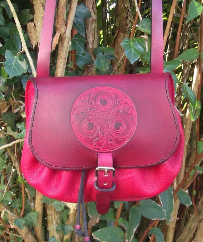 Lederhandtasche, Triskell-Muster, Rote Farbe Auf Dem Foto | 16 Farben Zur Auswahl von Breizhler