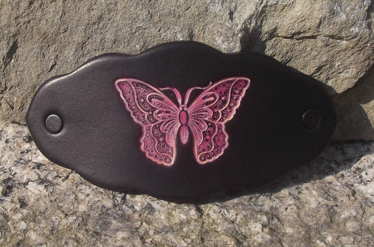 Lederspange, Schmetterlingsdekor, Schwarze Farbe | 16 Farben Zur Auswahl, Erhältlich in 2 Größen von Breizhler