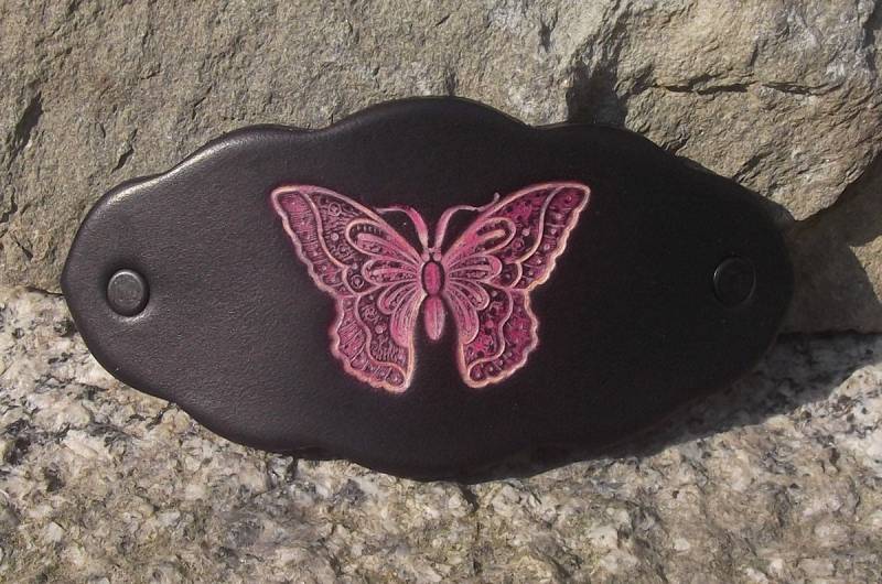 Lederspange, Schmetterlingsdekor, Schwarze Farbe | 16 Farben Zur Auswahl, Erhältlich in 2 Größen von Breizhler