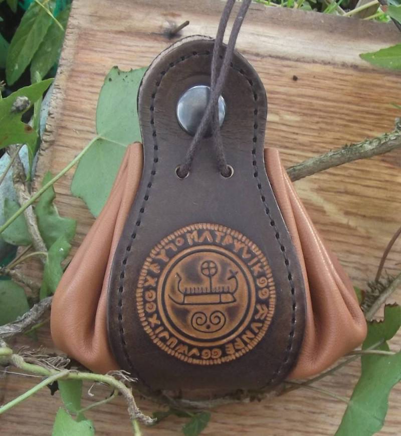 "Oseberg" Viking Dekoration Leder Geldbörse, Eiche-Braun Und Hellbraun | 16 Farben Zur Auswahl, Erhältlich in 2 Größen von Breizhler