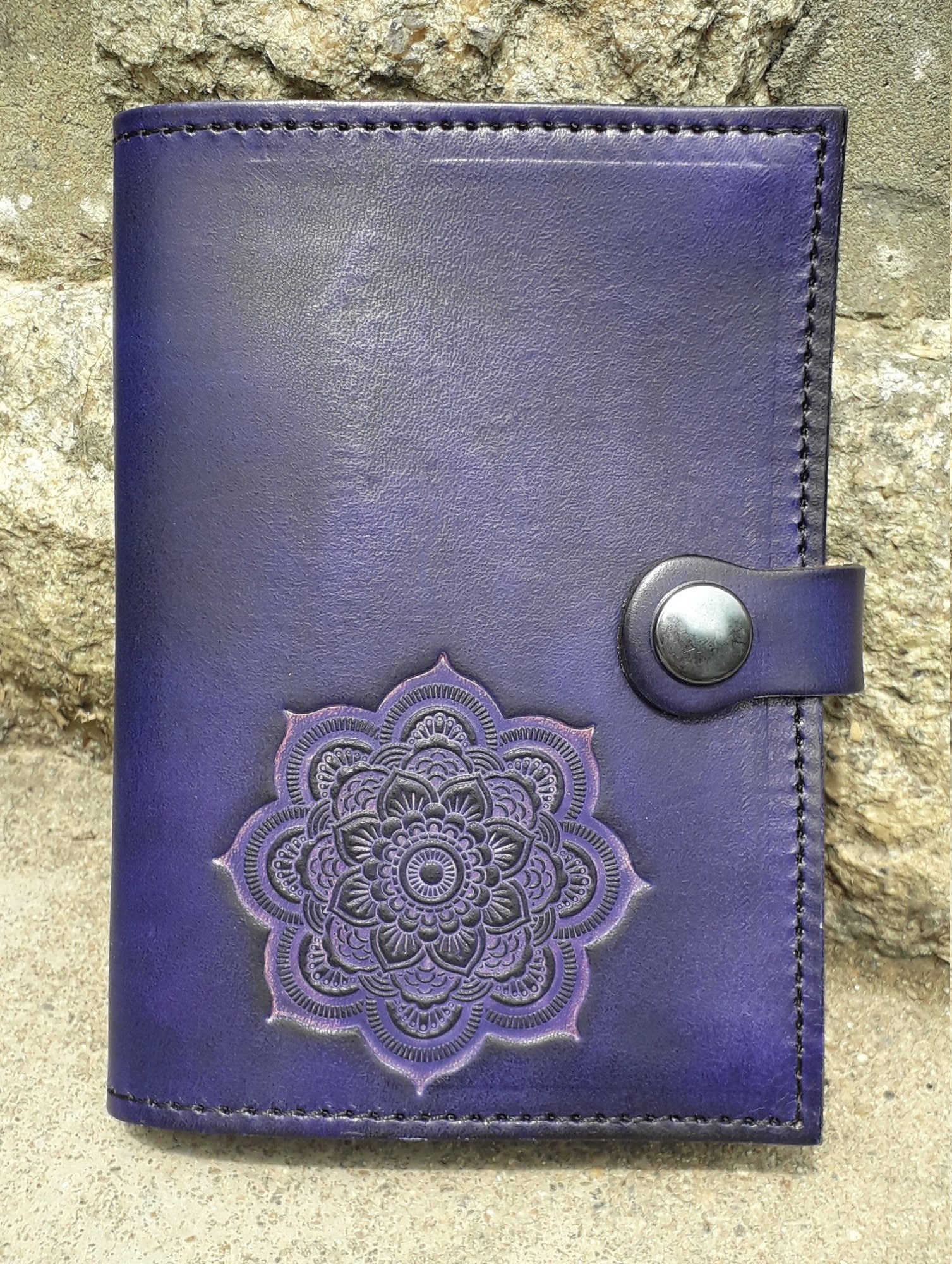 Schützt Dokumente | Pass/Papiere Mandala Dekor, Lila Farbe | 16 Farben Zur Auswahl von Breizhler