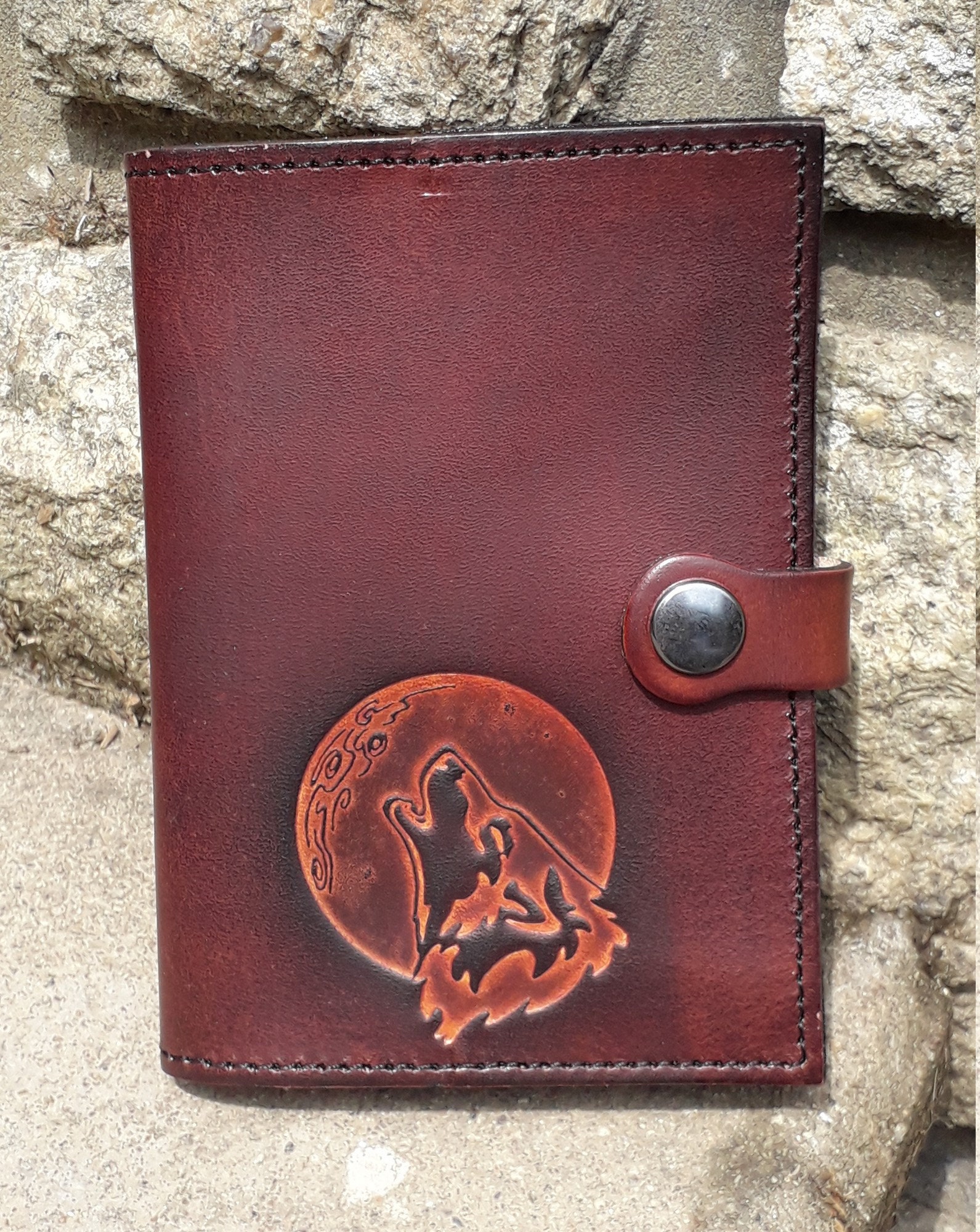 Schützt Dokumente | Pass/Papiere Moon Wolf Dekoration, Schokolade Braunfarbe | 16 Farben Zur Auswahl von Breizhler