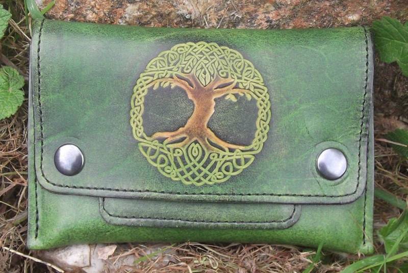 Tabakbeutel Aus Halbfestem Leder, Dekor Lebensbaum, Farbe Anisgrün, 16 Farben Zur Auswahl von Breizhler