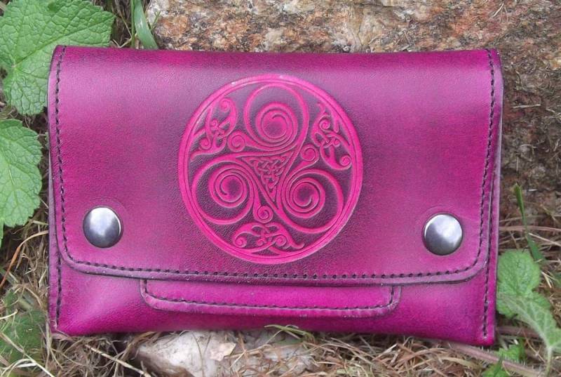 Tabakbeutel Aus Halbstarrem Leder, Triskell 2-Dekor, Rosa Farbe | 16 Farben Zur Auswahl von Breizhler