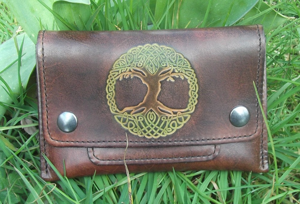 Tabakbeutel Aus Halbstarrem Leder Dekor Lebensbaum Schokoladenfarbe 16 Farben Zur Auswahl von Breizhler