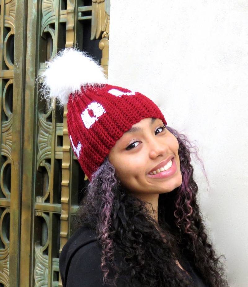 Gehäkelte Pom Hut, Liebe, Tam Häkelhut, Farbe Ist Cranberry Gehäkelte Pom Hut, Liebe, Tam Häkelhut, Farbe Ist Cranberry von BrendaLizBoutique