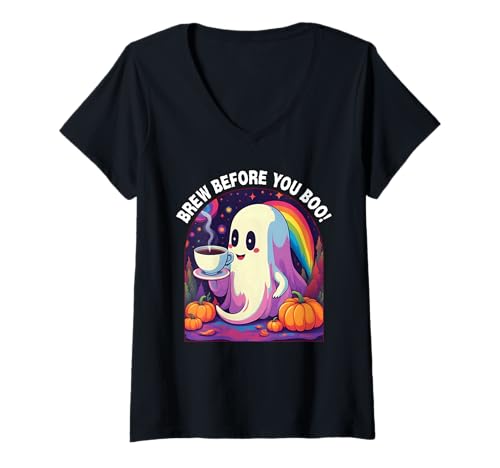 Damen Süßer Halloween-Geist trinkt Kaffee, Brew Before You Boo T-Shirt mit V-Ausschnitt Damen Süßer Halloween-Geist trinkt Kaffee, Brew Before You Boo T-Shirt mit V-Ausschnitt von Brew Before Boo Gear