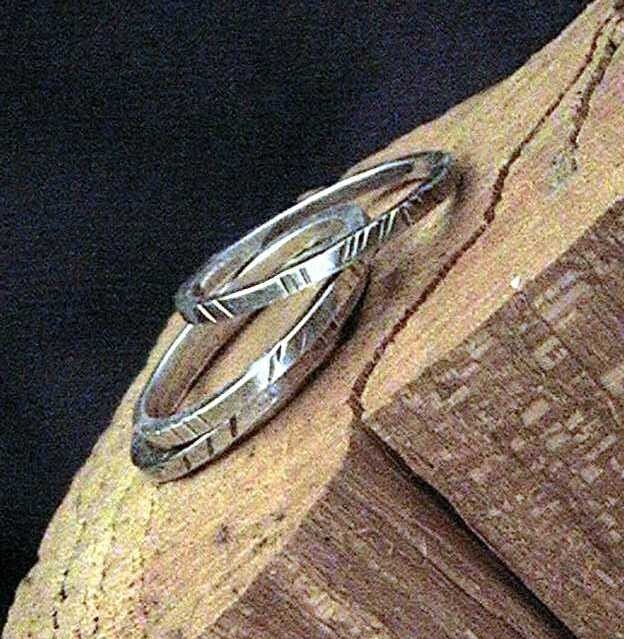 Stackable Sterling Ring Mit Hand Gehämmert Design Aufgetragen Stackable Sterling Ring Mit Hand Gehämmert Design Aufgetragen von BrianMunceJewelry