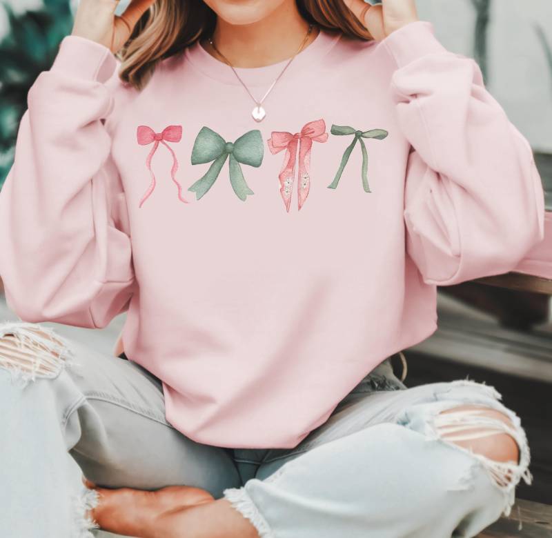 Bow Coquette Sweatshirt Hübsches Rosa Girly Bogen Rundhalsausschnitt Und Grün Übergroße Bequeme Pullover Gemütlich Rokoko-Sweatshirt von BriannaJohnsonArt