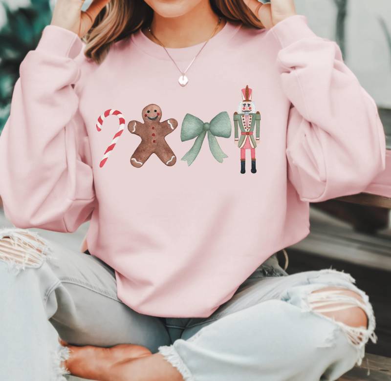 Weihnachten Coquet Bow Crewneck Ziemlich Rosa Pullover Shirt Lebkuchen Candy Cane Bogen Und Nussknacker Sweatshirt Für Die Feiertage von BriannaJohnsonArt