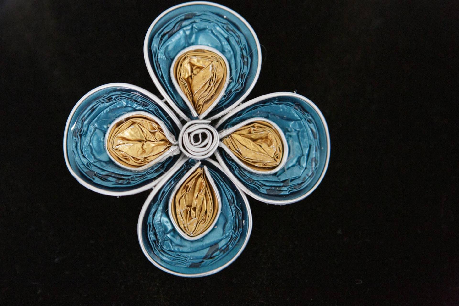 Handgemachte Aluminium Blumen Brosche, Recycelter Schmuck, Kaffeekapseln Wiederverwendet, Eco Upcycled Cofee Kapseln Schmuck von BricaBracBySofia