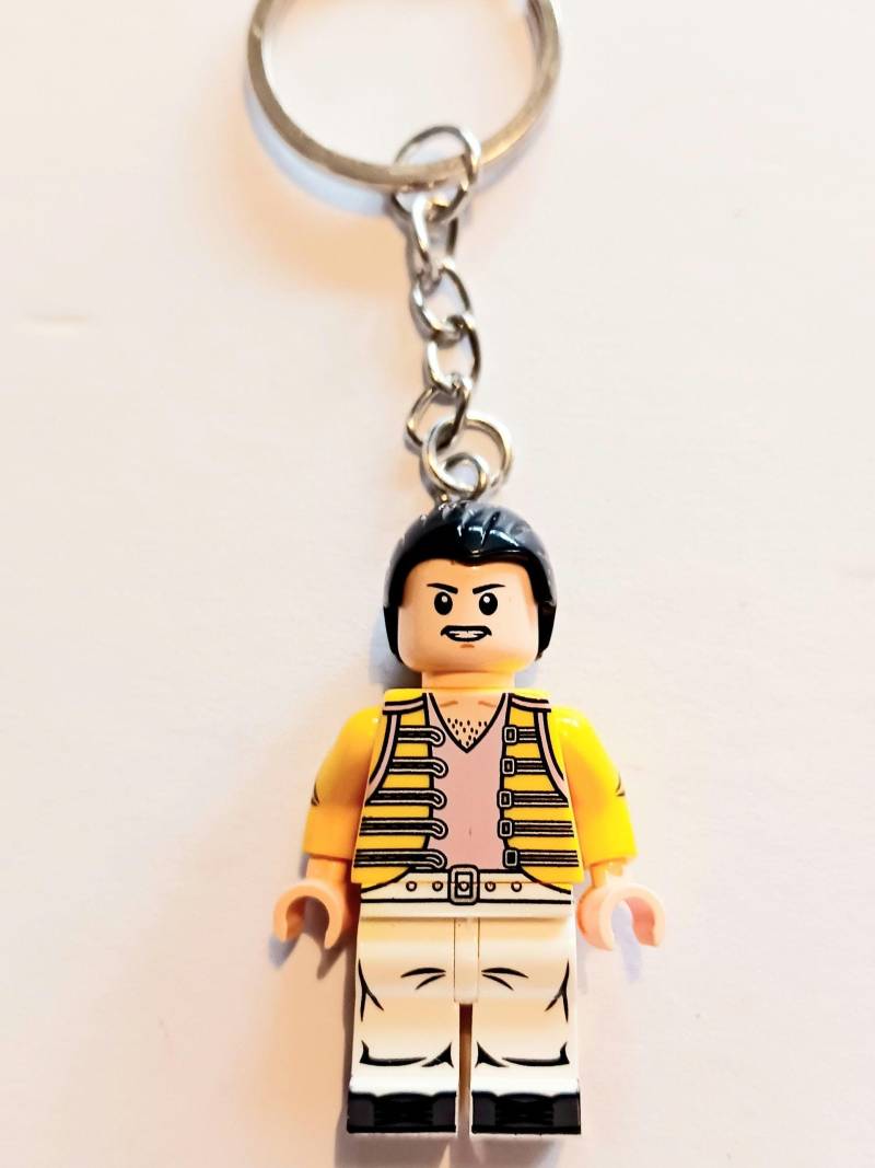 Freddie Merkur Minifigur Schlüsselanhänger/Ohrring von BrickChica