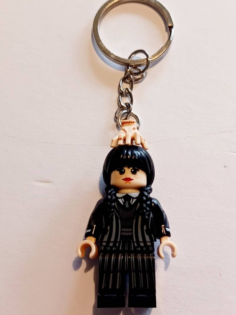 Montag Mit Schuluniform Figur Schlüsselanhänger/ Ohrring von BrickChica