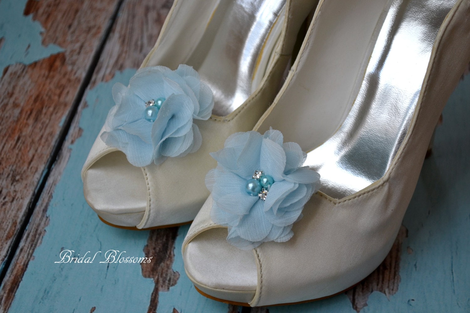 Hellblaue Flauschige Chiffon Blumen-Schuhclips | Perle Strass Hochzeit Braut Schuhblumen Brautjungfer Geschenk Stoffblumen Hellblaue Flauschige Chiffon Blumen-Schuhclips | Perle Strass Hochzeit Braut Schuhblumen Brautjungfer Geschenk Stoffblumen von BridalBlossomsShoppe