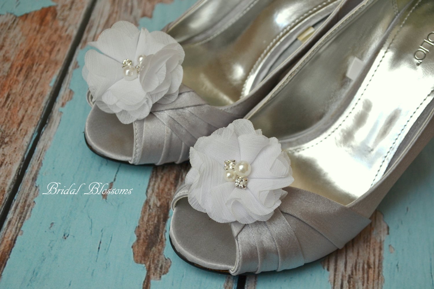 Weiße Flauschige Chiffon Blumen-Schuhclips | Perle Strass Hochzeit Braut Schuhblumen Brautjungfer Geschenk Stoffblumen Weiße Flauschige Chiffon Blumen-Schuhclips | Perle Strass Hochzeit Braut Schuhblumen Brautjungfer Geschenk Stoffblumen von BridalBlossomsShoppe