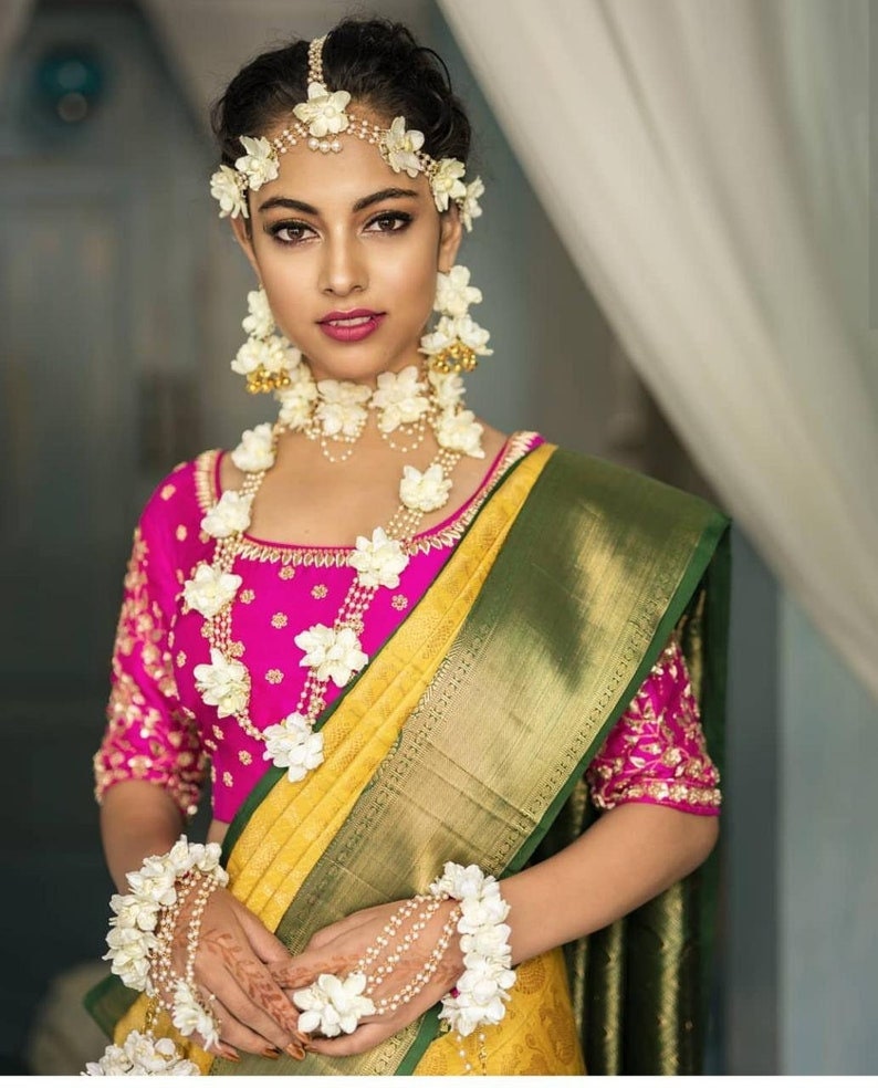 Weiße Farbe Blumen Schmuck Für Braut Halskette, Ohrringe, Hathhool, Teeka Haldi Mehendi Sangeet, Mayun Zeremonie in Hochzeit Blumenschmuck von BridalbanglesStore