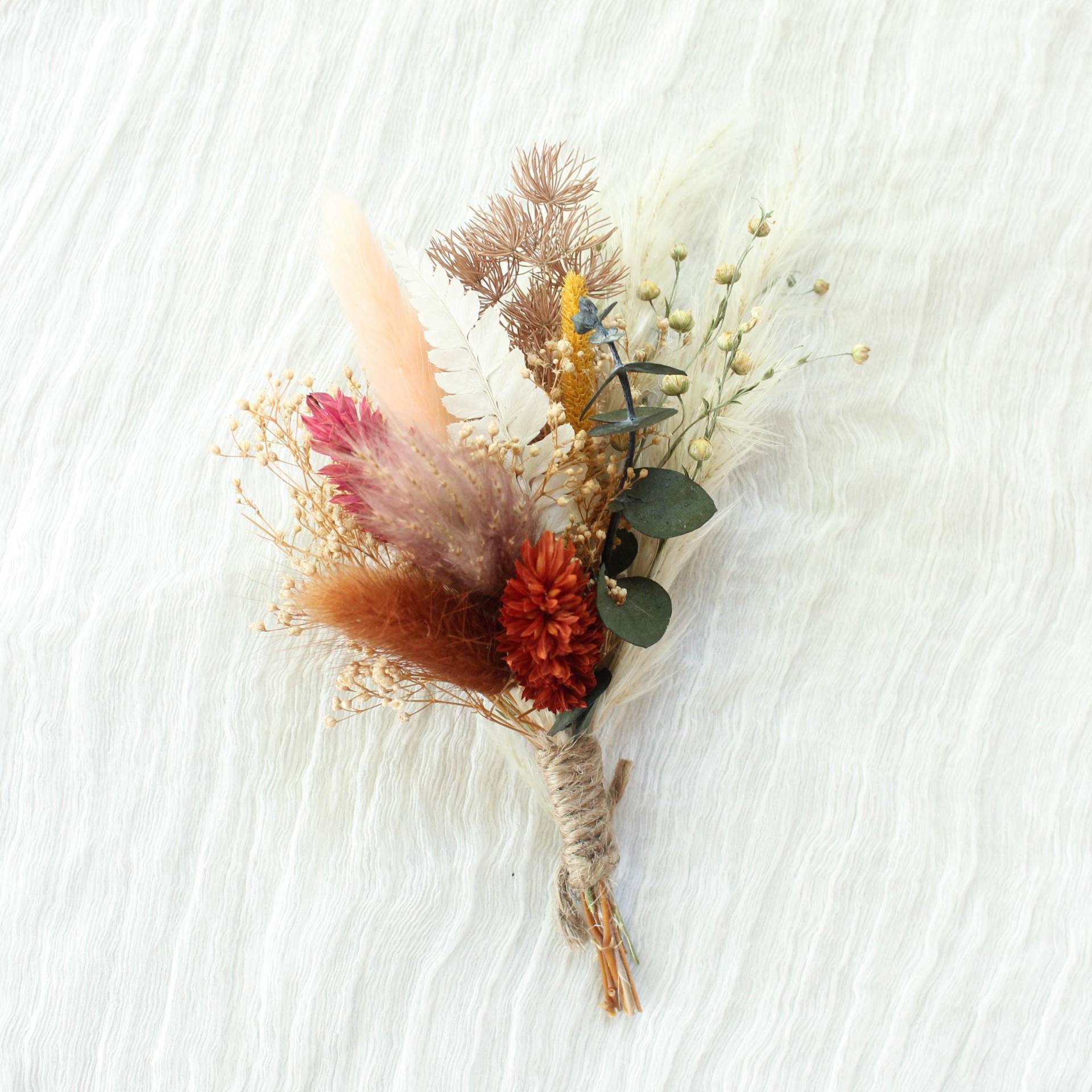 Gebrannte Orange + Eukalyptus-Trockenblumen-Boutonniere/Terracotta Pampas-Boutonniere Mit Mauvefarbenen Burgunderfarbenen Blumenakzenten Gebrannte Orange + Eukalyptus-Trockenblumen-Boutonniere/Terracotta Pampas-Boutonniere Mit Mauvefarbenen Burgunderfarbenen Blumenakzenten von Bridalwishdesign