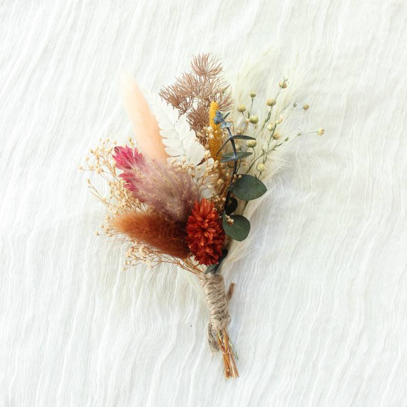 Gebrannte Orange + Eukalyptus-Trockenblumen-Boutonniere/Terracotta Pampas-Boutonniere Mit Mauvefarbenen Burgunderfarbenen Blumenakzenten Gebrannte Orange + Eukalyptus-Trockenblumen-Boutonniere/Terracotta Pampas-Boutonniere Mit Mauvefarbenen Burgunderfarbenen Blumenakzenten von Bridalwishdesign