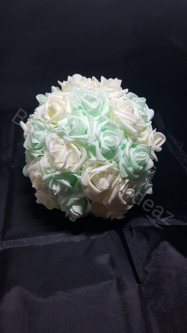 Blumenstrauß Für Bräute Und Brautjungfern Mit Rosen Perlen. Materialien in Der Herstellung Dieser Sträuße Sind Polyester, Viskose R von BrideGroomIdeaz