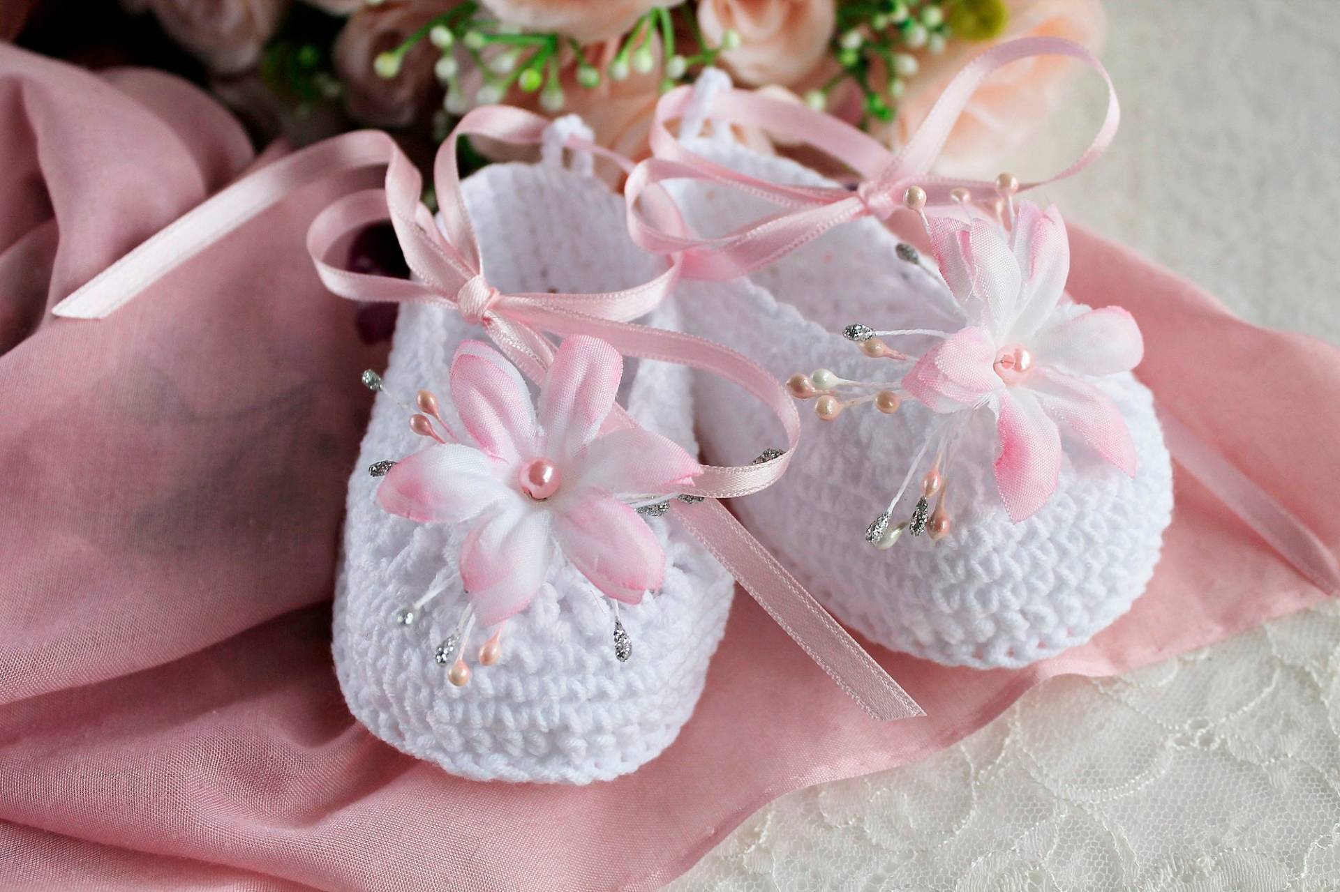Ballerina Baby Booties Mit Rosa Blume - Taufe Babyschuhe, Weiße Gehäkelte Taufschuhe, Girl Shower Geschenk Ballerina Baby Booties Mit Rosa Blume - Taufe Babyschuhe, Weiße Gehäkelte Taufschuhe, Girl Shower Geschenk von BrideToBeGifts