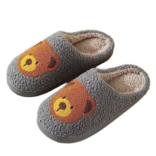 Hausschuhe mit Tiermuster – Hello Katze, Bär, Elch & Liebe Designs – Bequeme Memory-Schaum-Plüsch-Wolken-Hausschuhe für Paare & Zuhause, Bärengrau, 5.5-6 Women/4.5-5 Men von Bridge Cutters