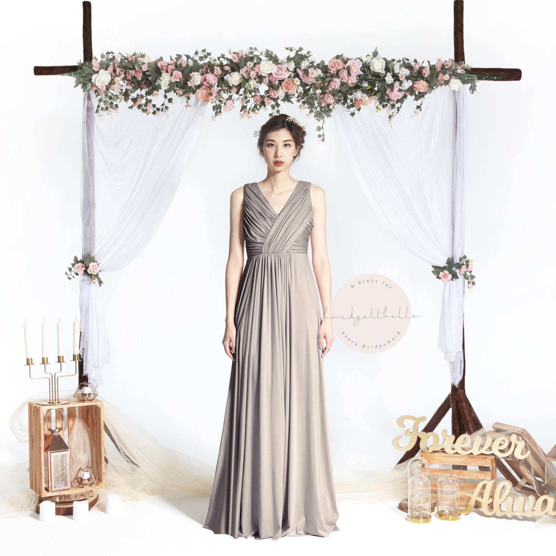 Bb Blair in Light Taupe V-Ausschnitt Drapieren Bodenlange Boho Brautjungfer Maxikleid Hochzeit Abendkleid Bb Blair in Light Taupe V-Ausschnitt Drapieren Bodenlange Boho Brautjungfer Maxikleid Hochzeit Abendkleid von Bridgettbe11e