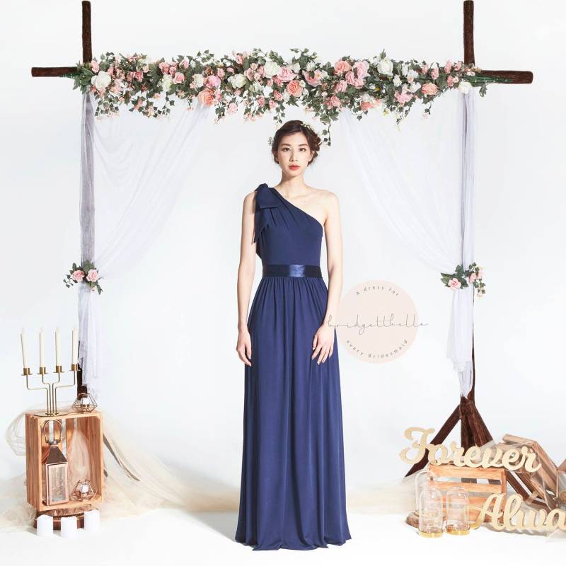 Bb Daeva in Navy Blue One Schulter Toga Bodenlangen Boho Brautjungfer Maxi Kleid Hochzeit Abendkleid Bb Daeva in Navy Blue One Schulter Toga Bodenlangen Boho Brautjungfer Maxi Kleid Hochzeit Abendkleid von Bridgettbe11e