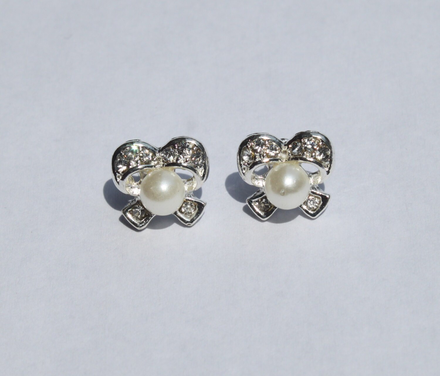 Allison Strass Perle Bogen Ohrringe Allison Strass Perle Bogen Ohrringe von BridleBlingCharms