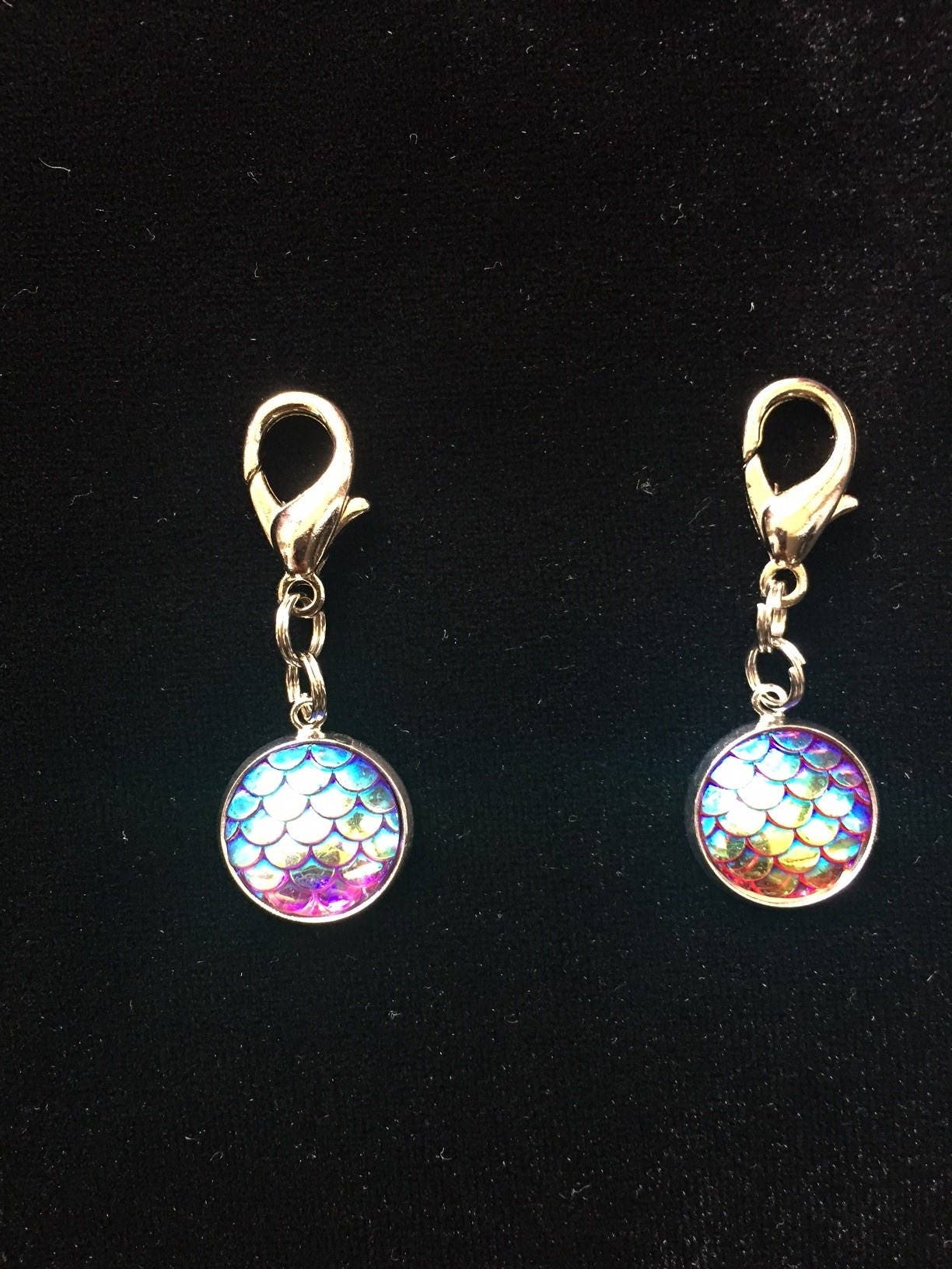 Schillernder Meerjungfrau Trensen Charm. Meerjungfrau-Skala-Charme. Trense Bling. Reiter Bling Lila Schillernder Meerjungfrau Trensen Charm. Meerjungfrau-Skala-Charme. Trense Bling. Reiter Bling Lila von BridleBlingCharms