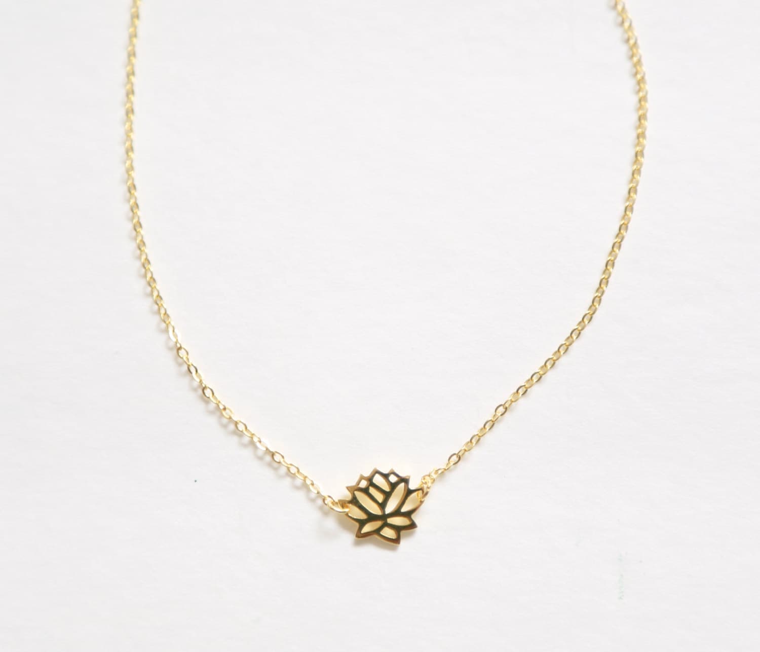 Geschenk-Idee, Die Schichtung Kette Lotus Blume Halskette Gold Silber Halsketten Geschenk-Idee, Die Schichtung Kette Lotus Blume Halskette Gold Silber Halsketten von BrielleDesignsOnEtsy