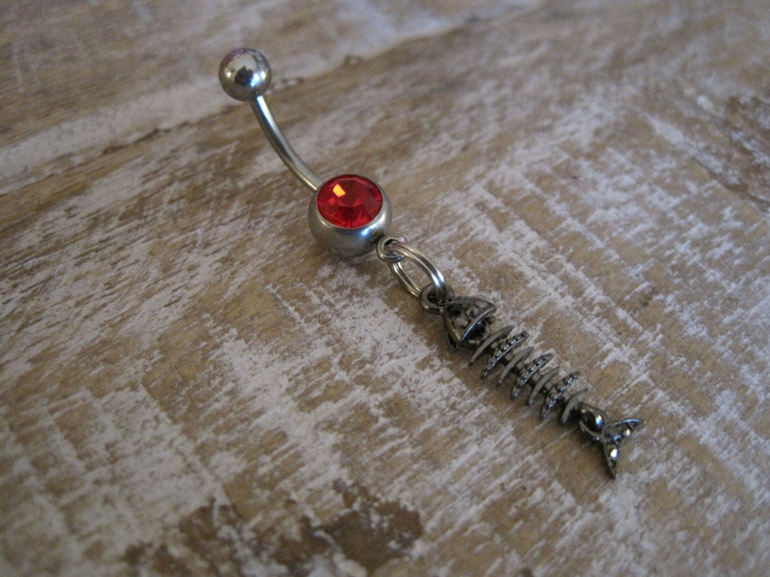 Bauchnabel Ring - Körper Schmuck Hämatit Strass Knochen Fisch Mit Roten Edelstein Bauchnabel Ring - Körper Schmuck Hämatit Strass Knochen Fisch Mit Roten Edelstein von BriellesJewels