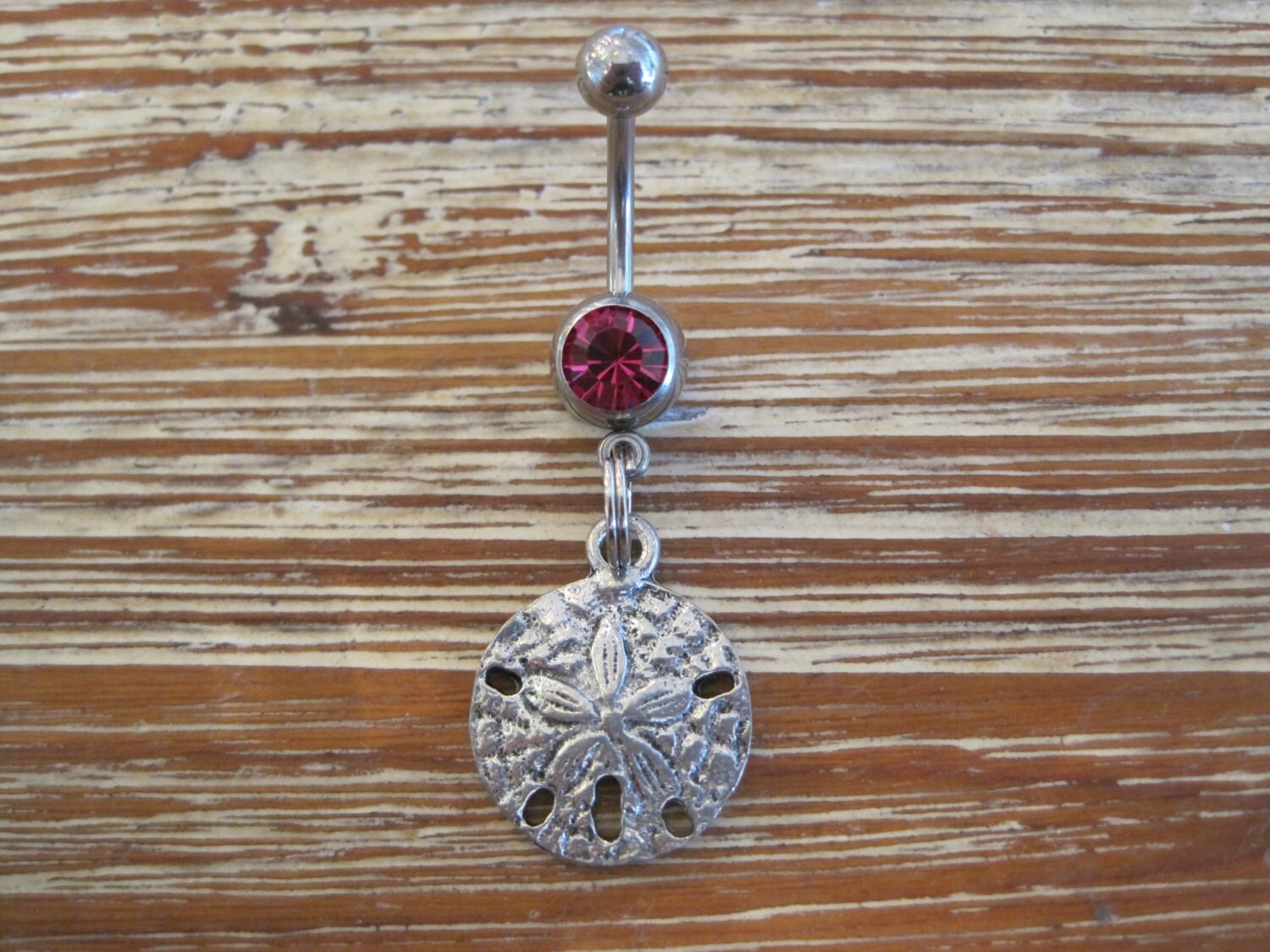 Bauchnabel Ring - Körper Schmuck -Sand Dollar Mit Dunkel Rosa Edelstein Bauchnabel Ring - Körper Schmuck -Sand Dollar Mit Dunkel Rosa Edelstein von BriellesJewels