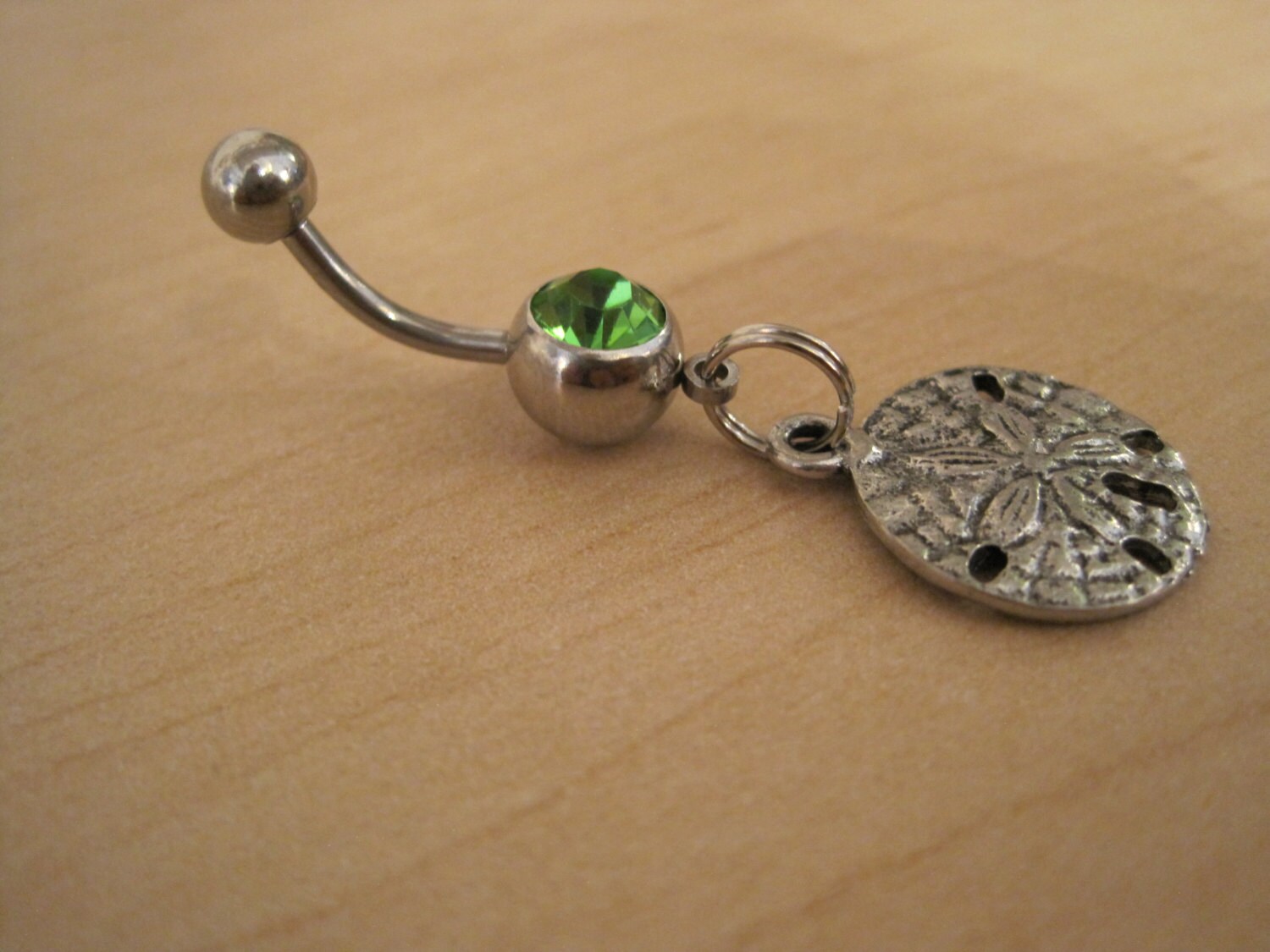 Bauchnabel Ring - Körper Schmuck -Sand Dollar Mit Grünen Edelstein Bauchnabel Ring - Körper Schmuck -Sand Dollar Mit Grünen Edelstein von BriellesJewels