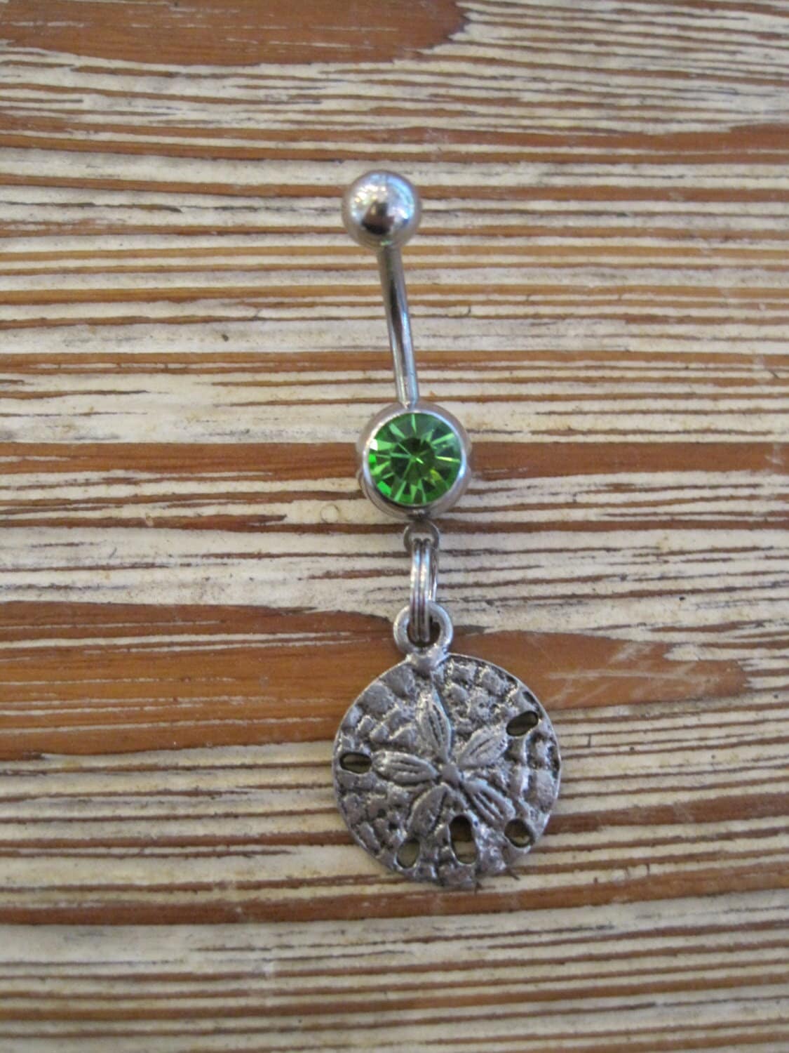 Bauchnabel Ring - Körper Schmuck-Silber Sand Dollar Mit Grünen Edelstein Bauchnabel Ring - Körper Schmuck-Silber Sand Dollar Mit Grünen Edelstein von BriellesJewels