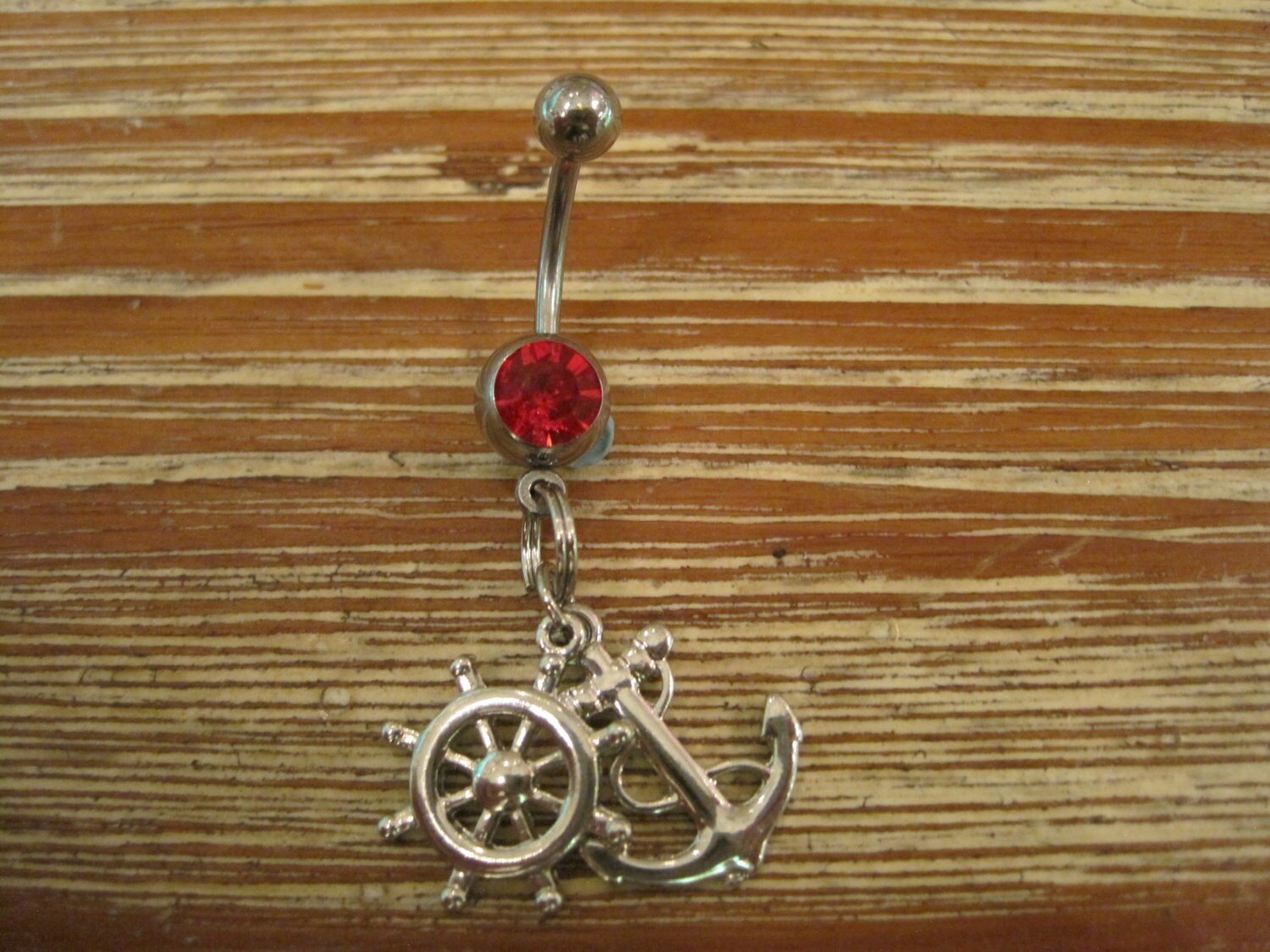 Bauchnabel Ring - Körper Schmuck Silber Schiffe Rad Und Anker Charms Mit Roten Edelstein Bauchnabel Ring - Körper Schmuck Silber Schiffe Rad Und Anker Charms Mit Roten Edelstein von BriellesJewels