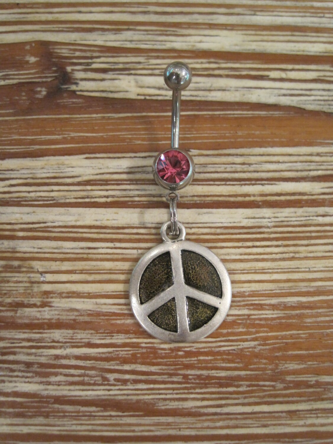 Bauchnabel Ring - Körper Schmuck Silber Und Schwarz Peace Zeichen Mit Rosa Edelstein Bauchnabel Ring - Körper Schmuck Silber Und Schwarz Peace Zeichen Mit Rosa Edelstein von BriellesJewels