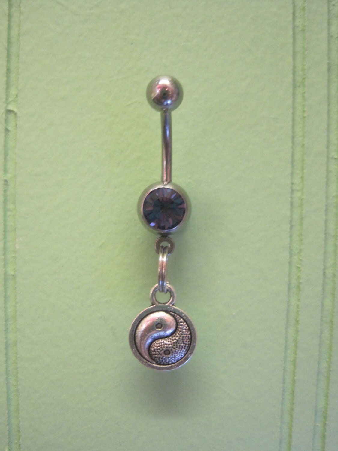 Bauchnabel Ring - Körper Schmuck Yin Yang Mit Licht Lila Edelstein Bauchnabel Ring - Körper Schmuck Yin Yang Mit Licht Lila Edelstein von BriellesJewels