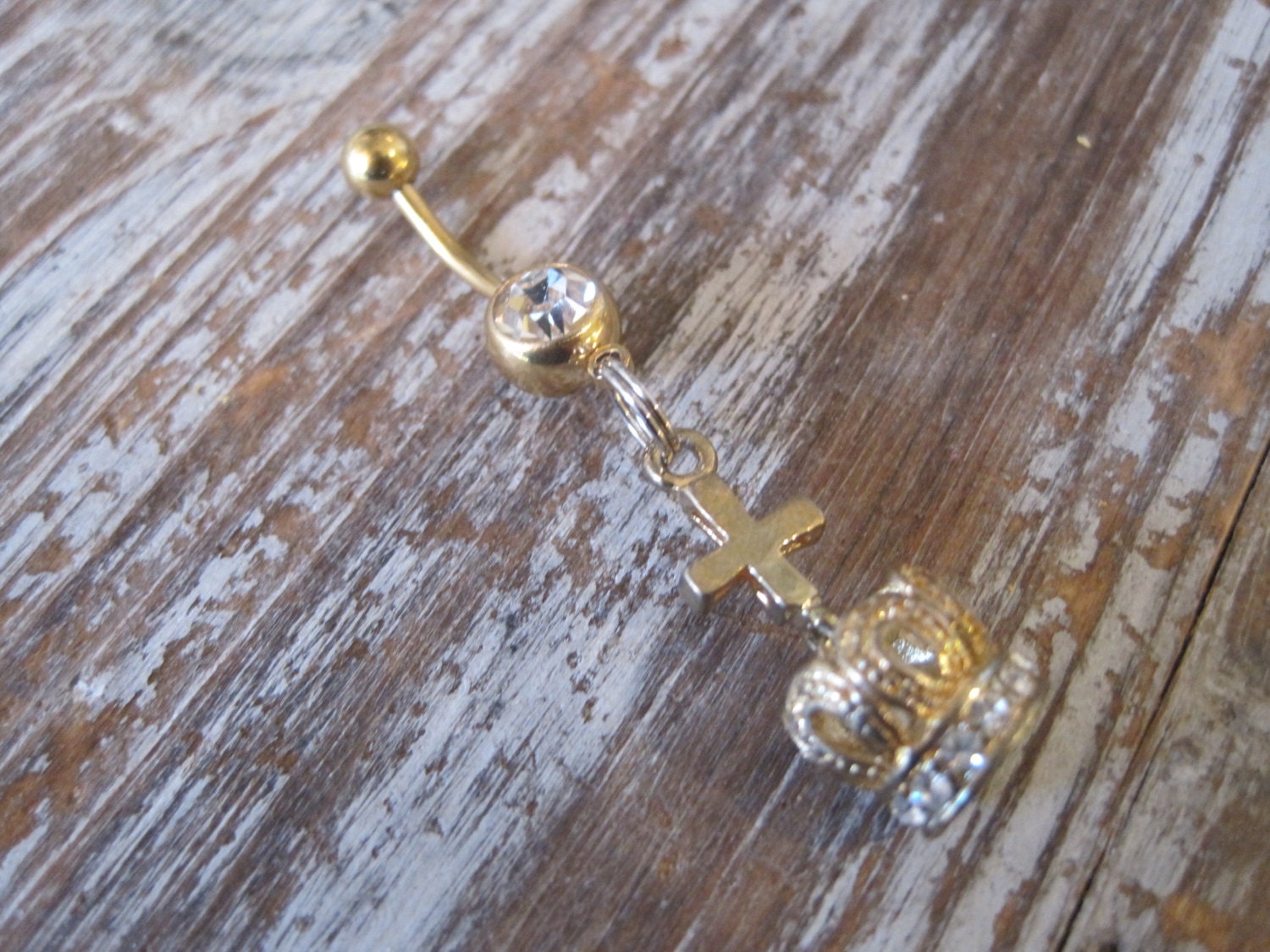 Bauchnabel Ring - Körperschmuck Gold Kreuz Und Kronenanhänger Mit Klarem Gold-Edelstein-Bauchnabelring Bauchnabel Ring - Körperschmuck Gold Kreuz Und Kronenanhänger Mit Klarem Gold-Edelstein-Bauchnabelring von BriellesJewels