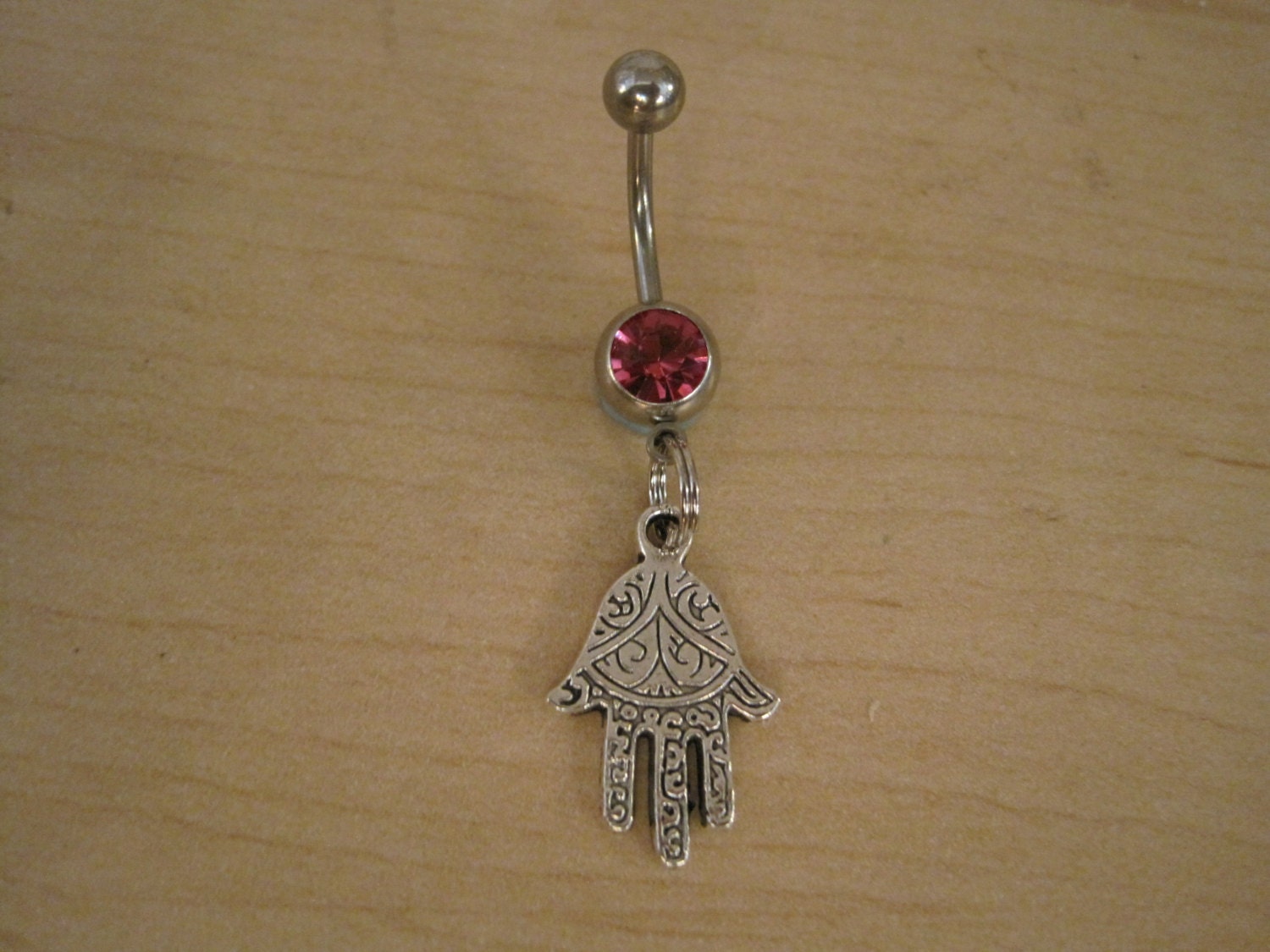 Bauchnabel Ring - Körperschmuck Hamsa Hand Mit Rosa Edelstein Bauchnabel Ring - Körperschmuck Hamsa Hand Mit Rosa Edelstein von BriellesJewels