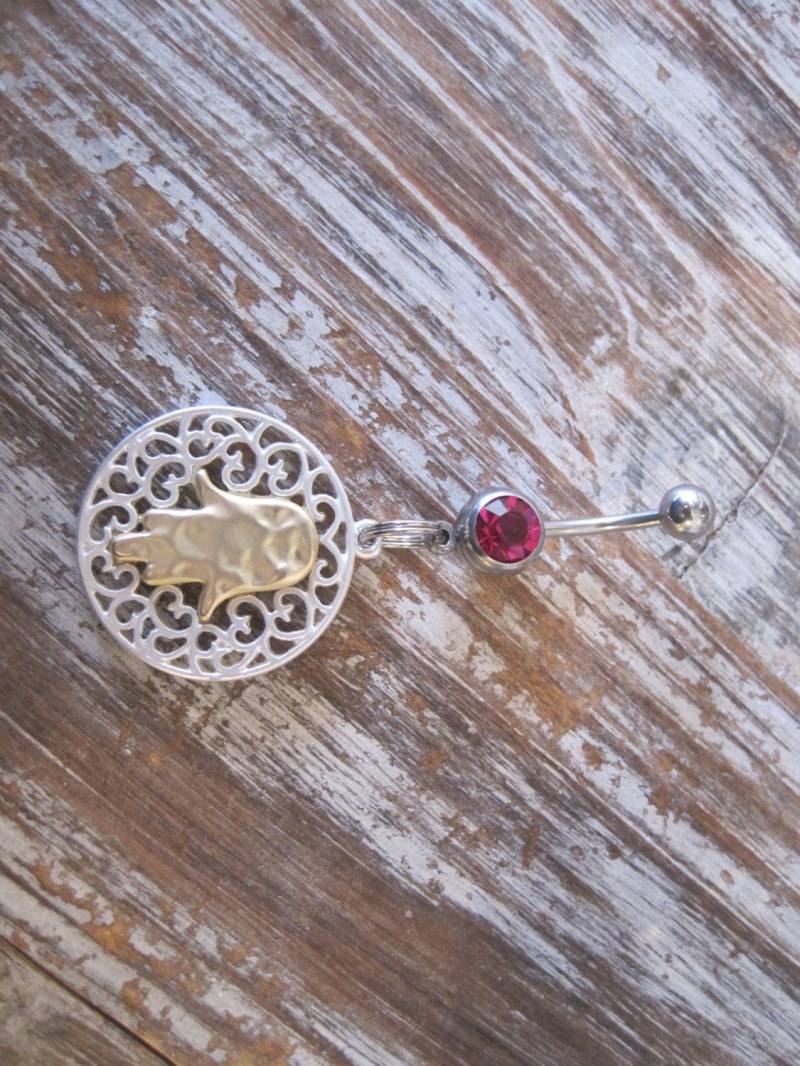 Bauchnabel Ring - Körperschmuck Silber Und Gold Hamsa Hand Mit Dunklem Rosa Edelstein von BriellesJewels