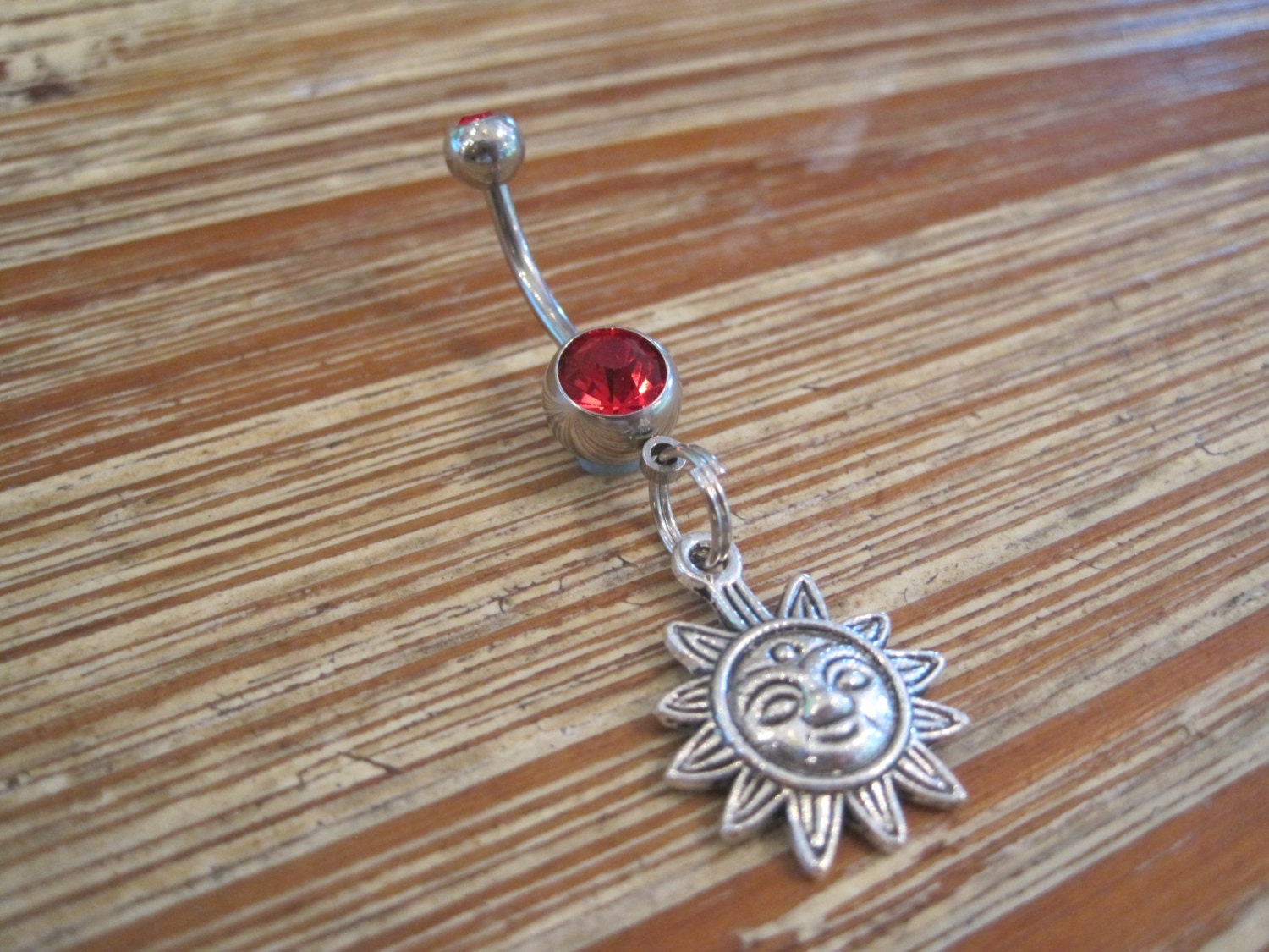 Bauchnabel Ring - Körperschmuck Sonne Mit Doppelten Roten Edelstein Bauchnabel Ring - Körperschmuck Sonne Mit Doppelten Roten Edelstein von BriellesJewels