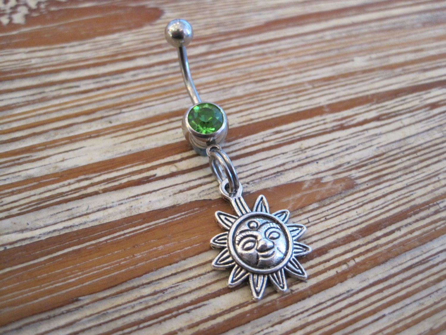 Bauchnabel Ring - Körperschmuck Sonne Mit Grünen Edelstein Bauchnabel Ring - Körperschmuck Sonne Mit Grünen Edelstein von BriellesJewels
