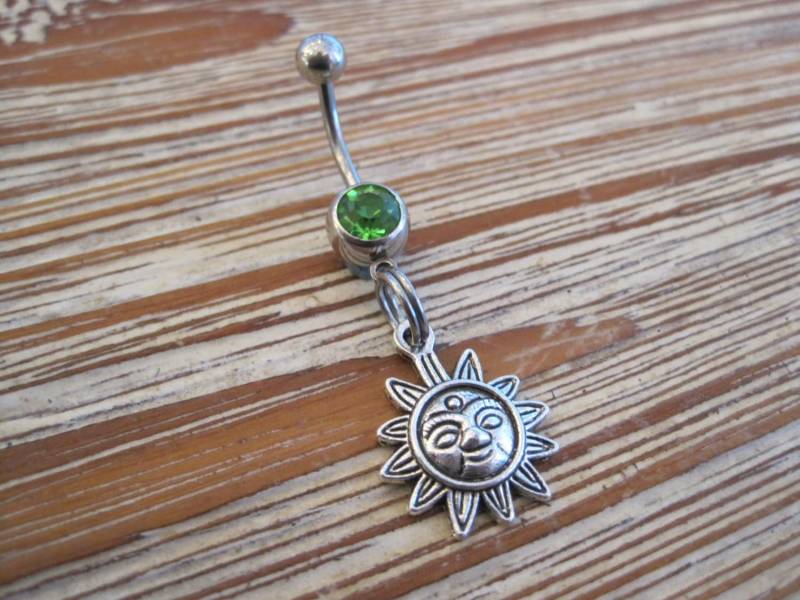 Bauchnabel Ring - Körperschmuck Sonne Mit Grünen Edelstein von BriellesJewels