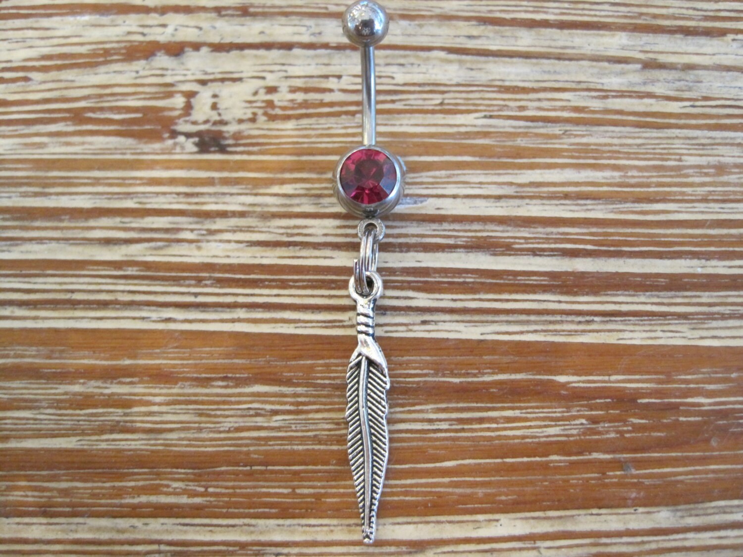 Belly Button Ring - Körperschmuck Feder Mit Dunkel Rosa Edelstein Bauchnabel Belly Button Ring - Körperschmuck Feder Mit Dunkel Rosa Edelstein Bauchnabel von BriellesJewels